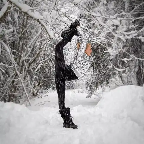 海边练瑜伽才美错冰天雪地带上我的雪地靴来场雪地瑜伽才是酷
