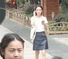 赵丽颖和他牵手撒糖,网友比花心的冯绍峰和爱网红的林更新帅
