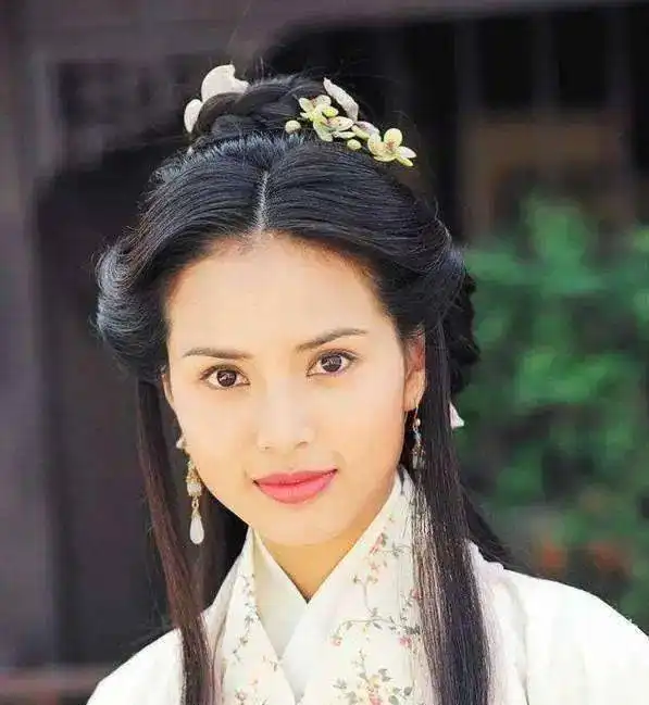 25年不见,小龙女李若彤,有腹肌了
