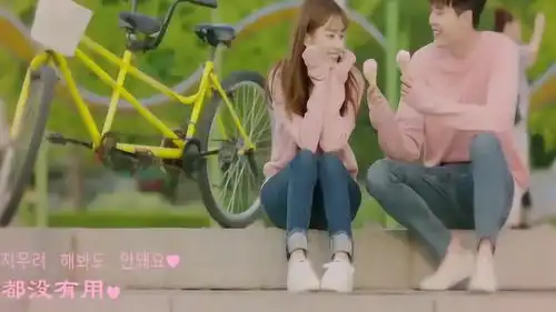 w两个世界妍珠和姜哲的浪漫画面,穿粉红卫衣一起骑行惹人羡慕