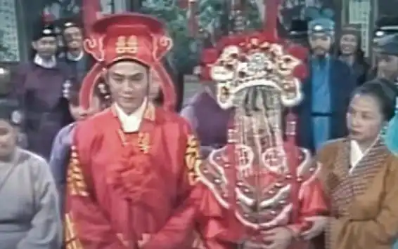 8版倚天周芷若凤冠霞帔剧照对比,就知道后来拍摄的有多好