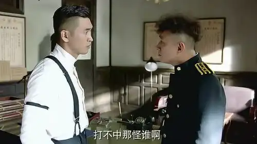 剃刀边缘两男子警察厅大打出手,众警察围观不散
