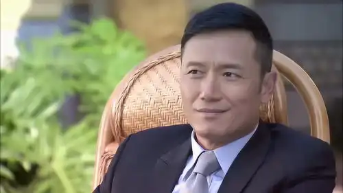 花开半夏夏如画走在小巷中,感觉有人跟踪她,心里有丝不安
