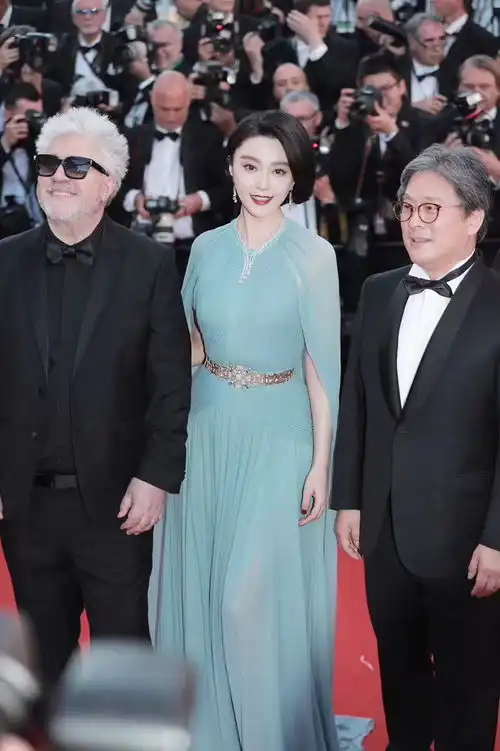 70届戛纳电影节红毯范冰冰蓝裙亮相
