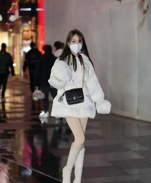 长靴这种与生俱来的逆龄感,和春装的混搭,实力演绎百变穿法