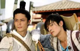 霍建华中秋节在家陪妻女,骑自行车出行被偶遇,华哥摘耳机问好