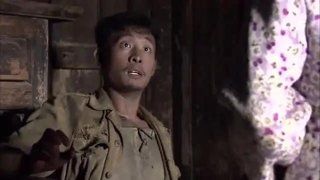 我的团长我的团小醉崇拜烦啦眼中都是浓浓的爱意,烦啦被搞得手足无措
