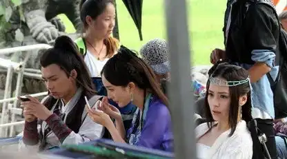 古剑奇谭曝片场花絮杨幂搞怪晒基友照图
