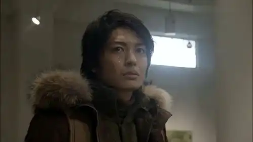 只是爱着你男孩看着女孩生前为自己拍的照片,难过的哭了
