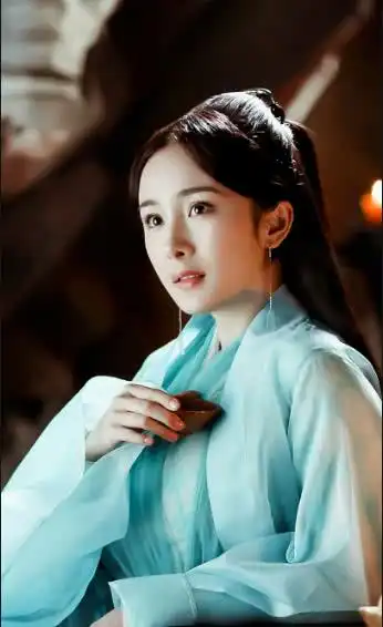 杨幂古装剧最新路透,女扮男装英姿飒爽,高温下拍摄累到驼背
