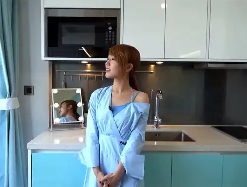 香港90后姑娘挤在8㎡小家,空间能省则省,蜗居生活虽逼仄却乐观
