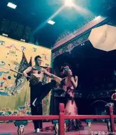 钟丽缇京剧lookvs何润东沙漠look明星婚纱照越拍越另类
