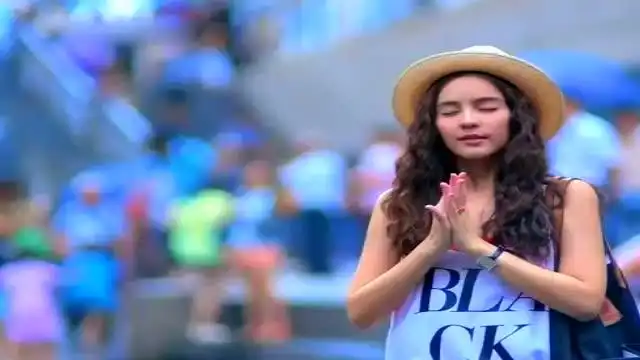 浪漫满屋霸道总裁一把搂住傻白甜女主,两人配一脸啊