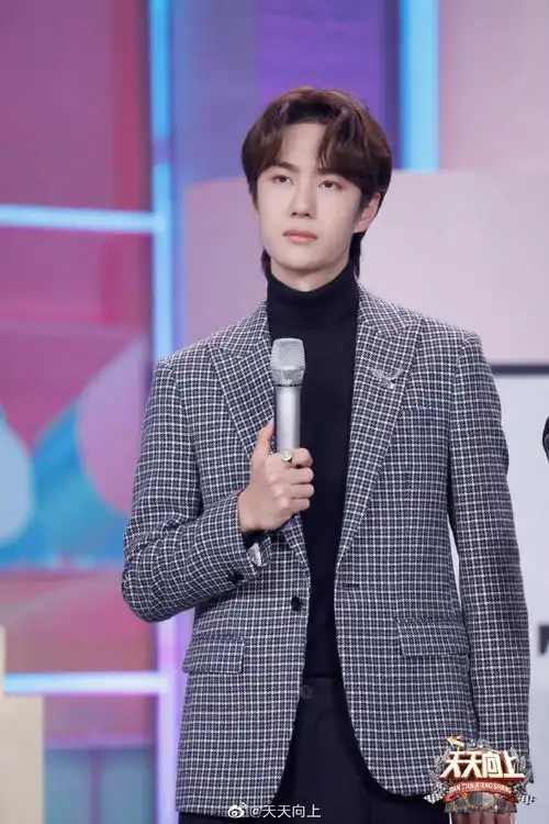 组图从小就爱赛车王一博童年照曝光肉脸嘟嘟敲可爱
