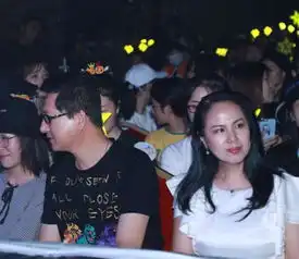 郑爽生日会爸妈齐到场,男友张恒后台跑断腿,比寿星还紧张
