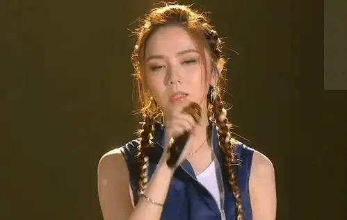 99晚会无滤镜生图景甜嘴歪秦岚发福,段奥娟脸颊痘印显粗糙
