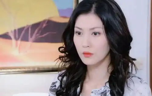 李彩桦高原上滑板险摔倒穿透视装显性感,超短裤秀一双大长腿