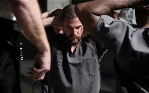 dc宇宙新英雄电影悲催主角开场10分钟就入狱,处境如蝙蝠侠身陷阿卡姆疯人院
