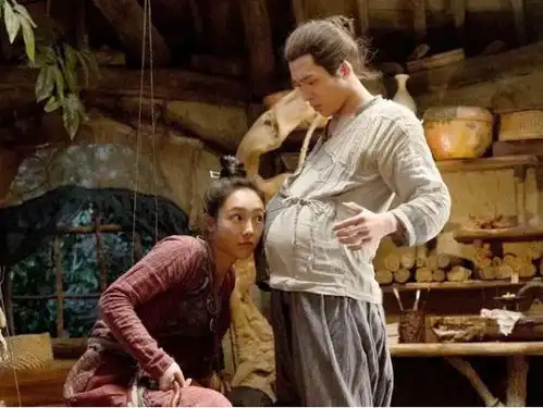 他出生4周被父母抛弃奶奶将他养大,26岁逆袭拍电影创24亿票房
