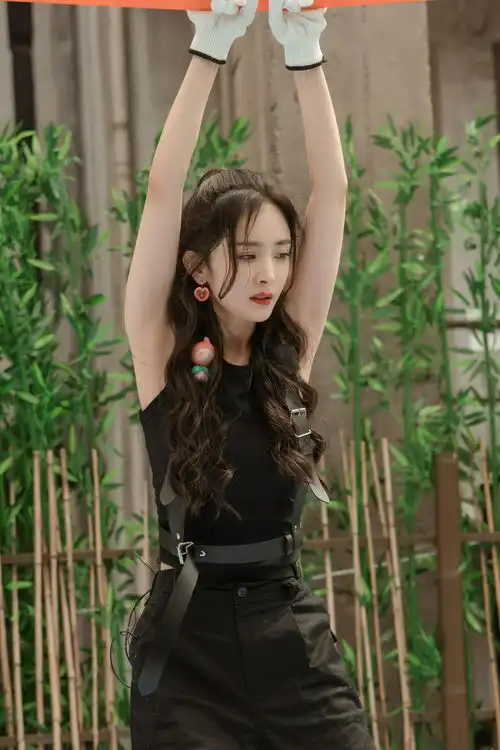 组图杨幂工字背心造型清爽展现好身材打架子鼓手臂线条紧致