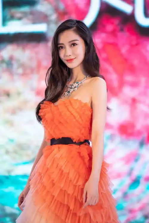 baby抹胸长裙亮相代言活动,端庄优雅温婉迷人
