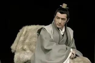 想做一个安静的古装美男先戴上合适的假发套
