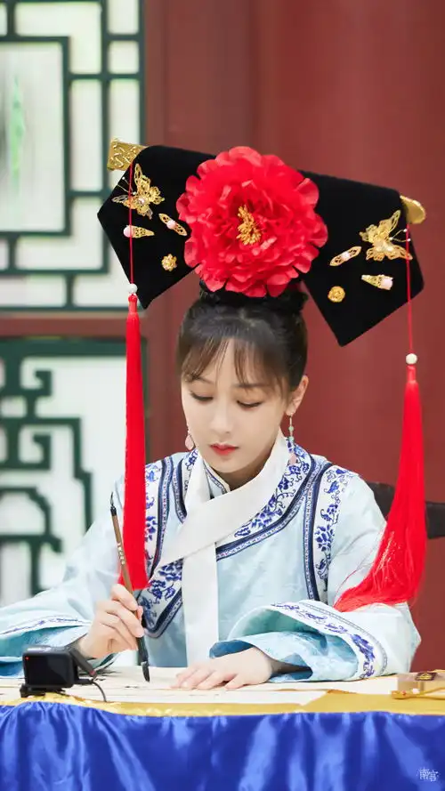 杨紫清宫装太美,大家闺秀又自带清冷氛围,可爱娇俏我见犹怜
