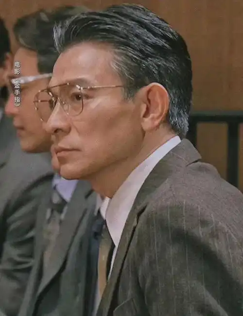 62岁刘德华新片剧照,黑发隐现几丝白发,非但没显老反倒更显成熟
