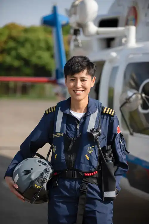 茫茫大海上,开直升机救人于危难之中专访中国最帅女机长宋寅