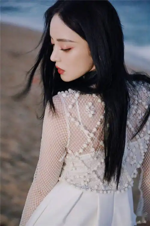 大美女古力娜扎晒海边大片白色网面连衣裙绝美,氛围感十足