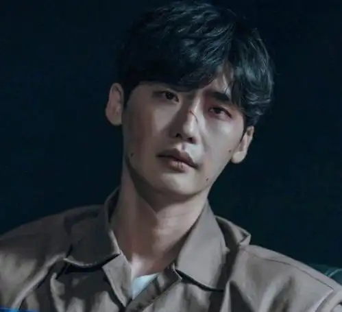 黑话律师李钟硕剧照曝光战损囚服美强惨,网欧巴又受委屈
