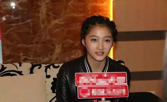 95后四小花封面花絮,关晓彤假笑得太明显,文淇感觉真的要睡着了
