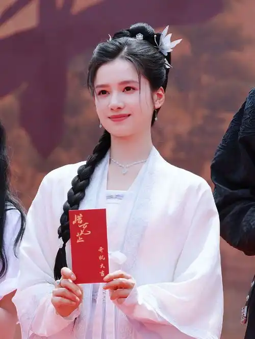 惜花芷开机,胡一天演顾晏惜,张婧仪演花芷,看到造型失望了