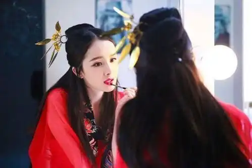 古装女星对镜梳妆,热巴美成妖,唐嫣惊艳,杨幂手里的东西亮了