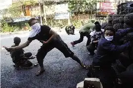 记者目击曼谷巷战耳朵被子弹声震得耳鸣