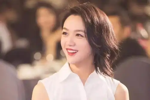 40岁汤唯近照曝光遭吐槽,被指颜值中等偏下,古装剧照造型很怪异
