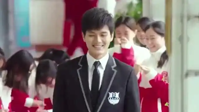 快把我哥带走富二代身后拖长条卫生纸,女生们都在后面留联系方式
