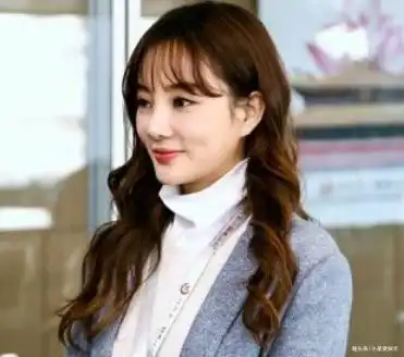 她17岁夺影后,19岁爆红,最后被爆出轨自毁名声