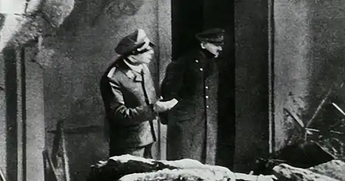 8个名人离世前镜头老蒋双手被胶带绑在凳子上,列宁瘫在躺椅上