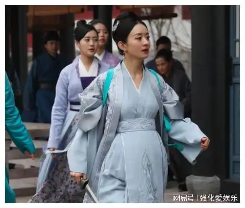 知否导演夸团哥像顾廷烨,赵丽颖吃醋,亲孩子脸蛋母爱流露
