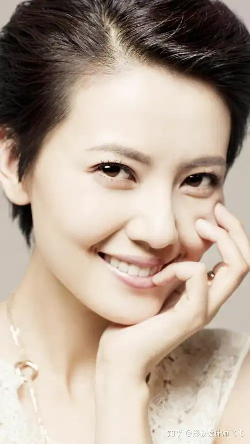 高圆圆的衣品提升,从假小子到国民女神,她只用这一招知性又优雅
