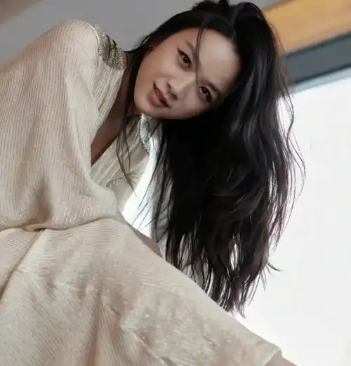 汤唯的跨国恋真实现状曝光,和亲生女儿交流,还需要带着翻译