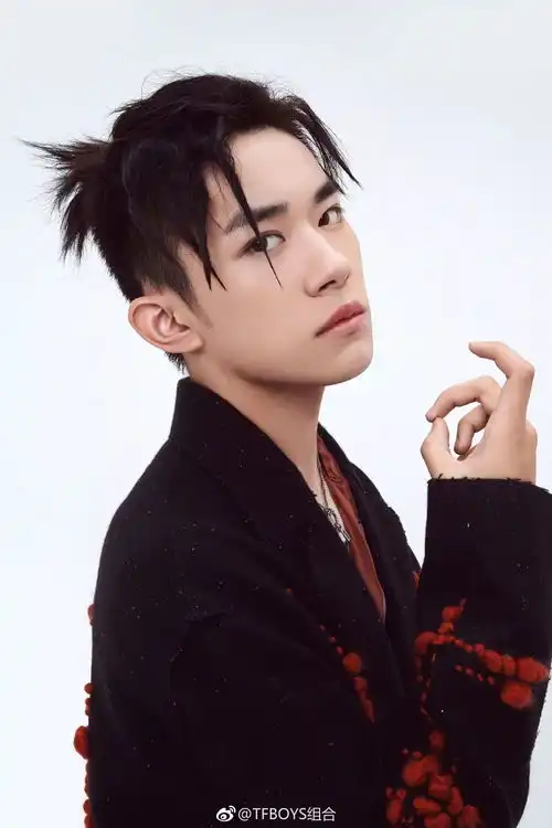 易烊千玺和周冬雨首张牵手剧照来了
