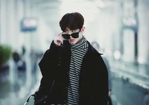 蔡徐坤西红柿穿搭上线,红色挑染发型红马甲,给你甜蜜暴击