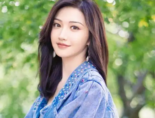 景甜晒超复古大片,身穿吊带裙尽显好身材,这颜值是真实存在的吗