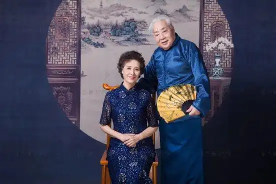 86版西游记如来佛祖朱龙广携夫人来到北京兰黛拍摄结婚周年纪念照