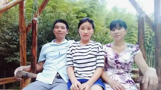 最嫩老爸常被误认女儿男友,为解释说破嘴,网友妈妈福气高
