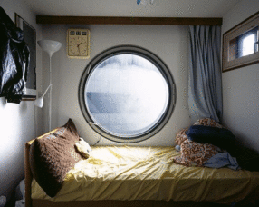 胶囊凑成的大厦看日本人如何蜗居
