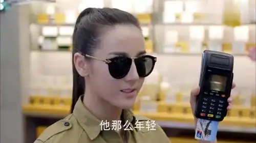 麻辣变形计老板付账之时被女保镖拦下,原来是想阻止炸弹的爆炸