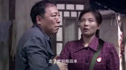 母亲刀子嘴豆腐心,女儿离家去外地工作,女儿走了她就哭了
